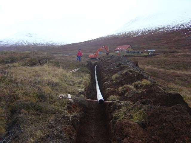 Rörin sett ofan í skurðinn.