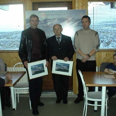 Óskar Óskarsson formaður afhenti þeim Jóni Halldórssyni og Þorsteini Skaftasyni þakklætisvott frá Skíðafélaginu fyrir rúmlega 30 ára fórnfúst starf.