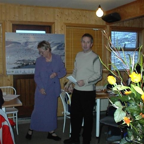 Svanhildur Árnadóttir forseti bæjarstjórnar Dalvíkurbyggðar afhenti Óskari Óskarssyni formanni Skíðafélagsins peningagjöf.