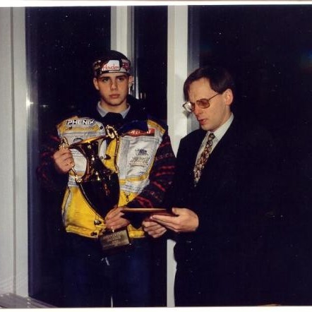 Rögnvaldur Skíði Friðbjörnsson bæjarstjóri Dalvíkur afhenti Björgvini Björgvinssyni viðurkenningarskjöld og farandbikar sem Íþróttamaður Dalvíkur hefur í sinni vörslu í eitt ár.