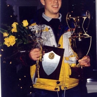 Björgvin með bikar, skjöld, blómvönd og bros á vör.