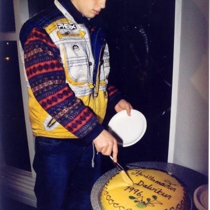 Björgvin sker köku í tilefni af vali Íþróttamanns Dalvíkur 1996.