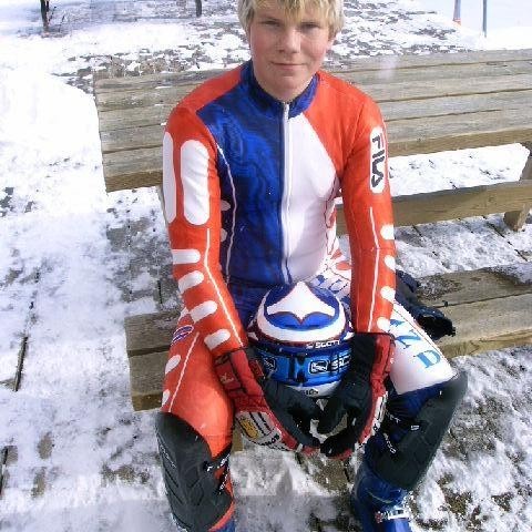 Kjartan stóð sig vel á Bikarmóti Skí í Hlíðarfjalli sem haldið var helgina 20.-21.mars 2004 þegar hann varð tvisvar sinnum í 4.sæti í stórsvigi.  Honum hlekktist því miður á í sviginu en náði 5.besta tímanum í seinni ferðinni.