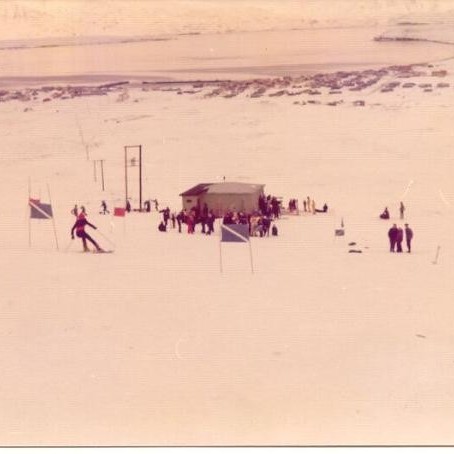 Séð niður að gamla skíðaskálanum og niður að bænum.