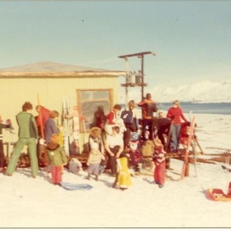 Myndin er tekin við gamla skíðaskálann sem áður hýsti verslunina Hól á Dalvík.