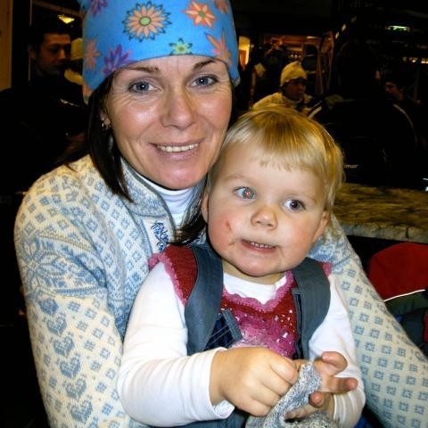 Dísa og Aðalbjörg Lilí heimasætur. Fengum internet tengingu hjá þeim :-)