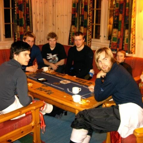 Strákarnir í afrekshóp SKA á milli ferða í stórsviginu. Voru boðnir í heitt kakó.