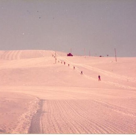 Myndin er tekin rétt ofan og sunnan við gamla lyftuhúsið.