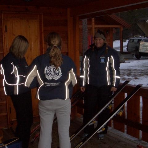 Guðný þjálfari að sýna réttu handbrögðin