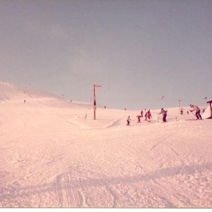 Efri endi spjaldalyftunnar, séð upp brekkuna.