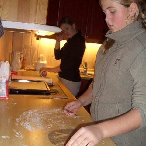 Sóley og Þorbjörg í piparkökubakstri