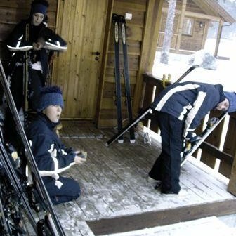 Sóley, Þorsteinn og Þorbjörg að undirbúa skíðin fyrir æfingu
