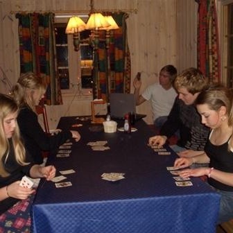 Barnapíurnar okkar: Kári sá um að hafa ofan af fyrir liðinu og Snorri var í tölvunni ;-)