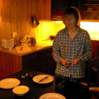 Kristján við heimilisstörfin, tekur sig ekkert smá vel út