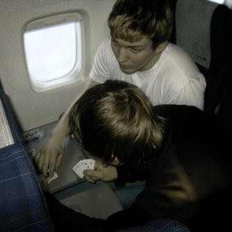 Kári hress að vanda og alltaf með spil í hönd :-)