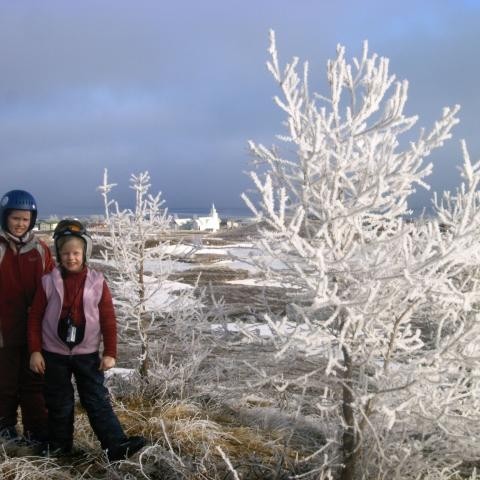 Elísabet og Sólrún með Dalvíkurkirkju í baksýn