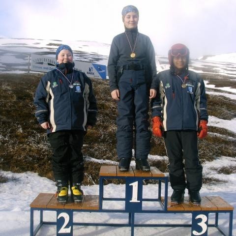 Sigurvegarar í svigi 4.-5.bekkjar: 1.Unnur, 2.Sonja og 3.Anna María