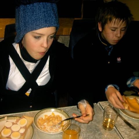 Sóley og Kristján að fá sér uppbyggilegan morgunmat ;-)