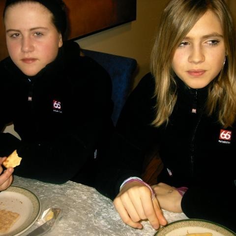 Þorbjörg og Anna Margrét voru hressar að vanda þó svo að klukkan væri aðeins 7 að morgni ;-)