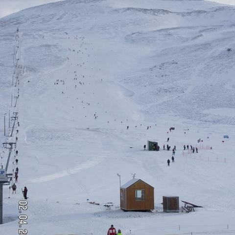 Hérna sjáið þið stórsvigsbakkann tilbúinn til keppni.
