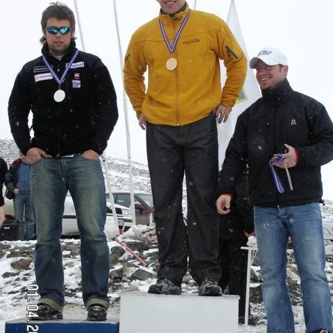 Sigurvegarar í Icelandair Cup svigi nr.2: 1.Jure Kosir, 2.Björgvin Björgvinsson og 3.Andrej Sporn (Rene Mlekuz tók við verðlaununum fyrir hann).