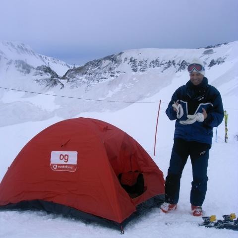 Tommi með eitt af tjöldunum sem hann kom fyrir út um allt fjall ;-)