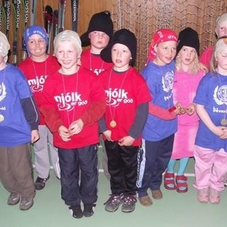 Hluti af 7 ára krökkunum okkar með verðlaunin sín