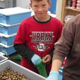 Skúli Lórenz var á vakt í brjóstsykurs básnum