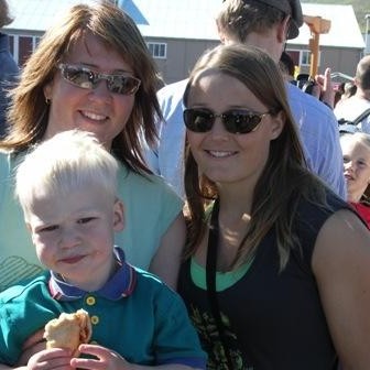 Dagný Linda skíðadrottning ásamt vinkonu sinni