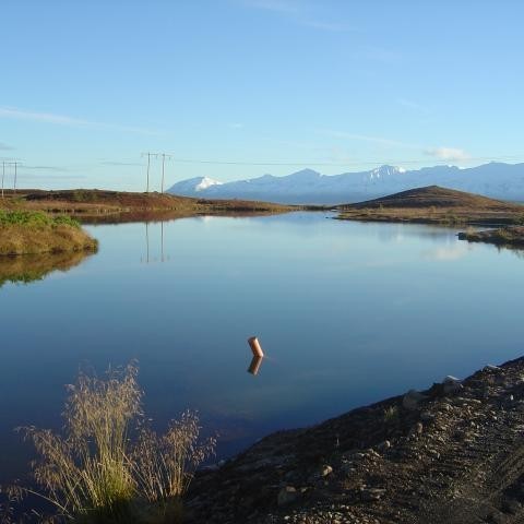 Það tók rúma 5 sólarhringa að renna í tjörnina á nýjan leik eftir að vinnu lauk við hana.  Þar sem við vitum hvað mikið rennur í hana á klst, þá höfum við ákveðið að reikna magnið í henni á nýjan leik. Fyrstu mælingar gerðu ráð fyrir að í henni væru 7163 rúmmetrar en nú er ljóst að töluvert meira er í henni