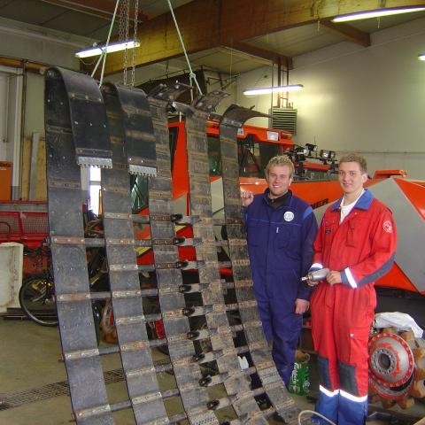 Það eru næg verkefni þessa dagana.  Samhliða uppsetningu snjókerfisins er verið að gera við troðarann.  Skipta þarf um reimarnar í beltunum og sprokketin. Reimarnar voru orðnar mjög lélegar fyrir síðustu skíðavertíð og gáfu sig endanlega í vor þegar troðarinn var í Hlíðarfjalli að aðstoða við Andresar leikanna.