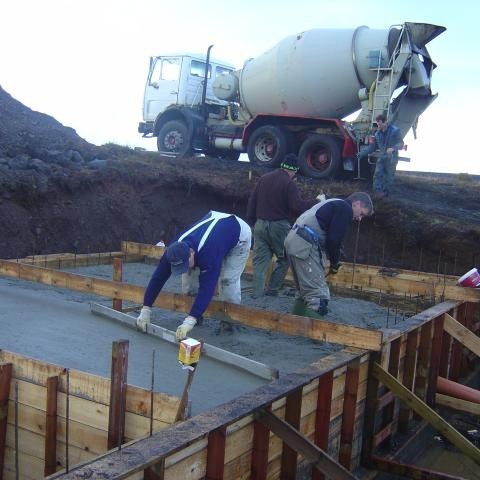 Á myndinni frá vinstri eru Júlíus múrari, smiðirnir frá Hrísey þeir Narfi og Heimir, Óskar stendur við steypubílin.