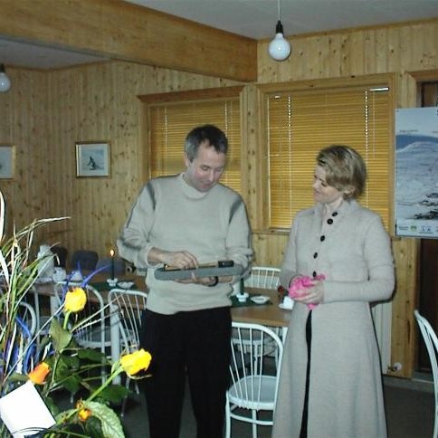 Sigríður Gunnarsdóttir formaður Skíðafélags Ólafsfjarðar afhendir Óskari Óskarssyni formanni Skíðafélags Dalvíkur afmælisgjöf, forláta fundarhamar.