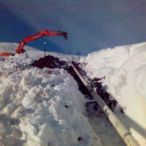 Þessi mynd er tekin við þriðja mastur í dag. þarna var kominn tveggja metra djúpur snjór og varð að moka honum burt áður Ódi komst að jarðveginum. Kári Brynjólfsson tók þessa mynd meða símanum sínum.