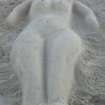 Björgvin, Sindri og Pavely breyttu Danda í kerlingu úr sandi.