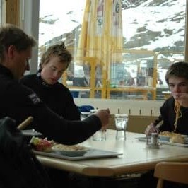 Þarna eru Sindri og Dandi að borað pasta!