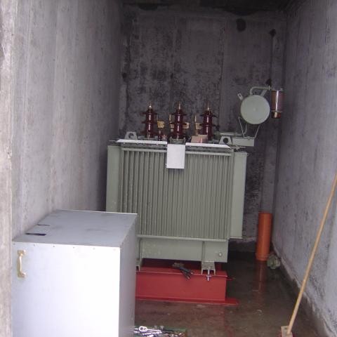 Í dag mættu menn frá RARIK og settu spennirinn á sinn dag. Eftir helgina verða hurðirnar settar í og þá verður hægt að tengja hann og taka spennirinn við Brekkusel.