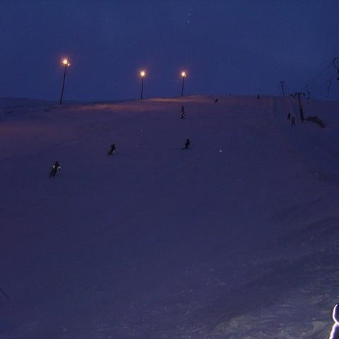 Eins og sést á þessari mynd eru ágætar aðstæður í efri lyftunni en þar fara allar æfingar fram þessa dagana. Verið er að framleiða snjó í neðri brekkuna.