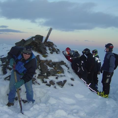 Þarna er Bjössi að moka upp skilti sem er á vörðunni.  Ekki fann hann skiltið og talaði um að líklega væri ekki nema helmingur af vörðuni sjáanlegur. Þarna eru líka krakkarnir að skrifa í gestabókina