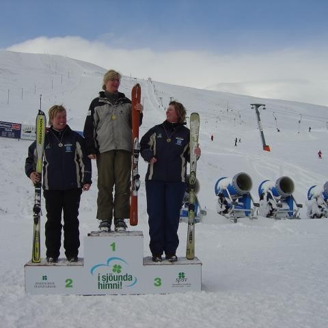 Gríðarlega hörð keppni var í kvennaflokki á Dalvíkurmótinu í dag en eftirfarandi dömur komust á pall.
1. Heiða Símonarsóttir.- 2. Arna Stefánsdóttir.- 3. Anna Hafdís Jóhannesdóttir.