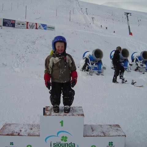Guðni Einarsson var á skíðum í dag. Hann fékk að máta verðlaunapallinn og var mjög ánægður með það. Hann á eflaust eftir að fara oftar á hann í framtíðinni.