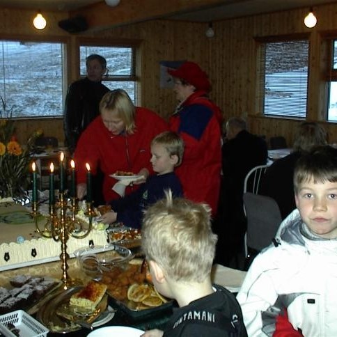 Mikill fjöldi fólks kom til að njóta þess sem í boði var á kaffihlaðborðinu.