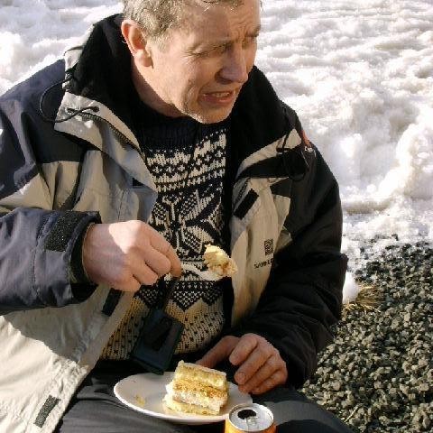 Steini Skafta að gæða sér á afmælisköku í tilefni 20 ára afmælis Sæplasts.