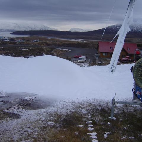 Snjókerfið var í gangi í 19 klst, og áætlum við að rúmir 4000 rúmmetrar af snjó hafi verið framleiddir. Neðsta byssan, rétt ofan við Brekkusel.