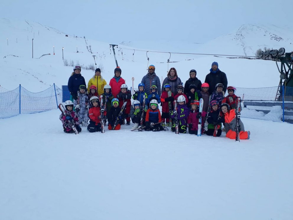 Nemendur, kennarar og aðstoðarfólk fyrstu bekkinga.