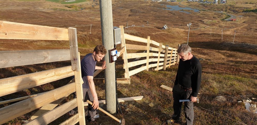 Ný girðing að rísa við ljósabil í efri-lyftu.