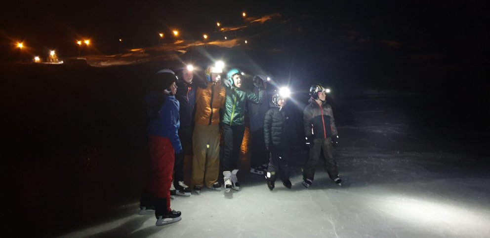 Hóurinn vel græjaður á svellinu í myrkri.