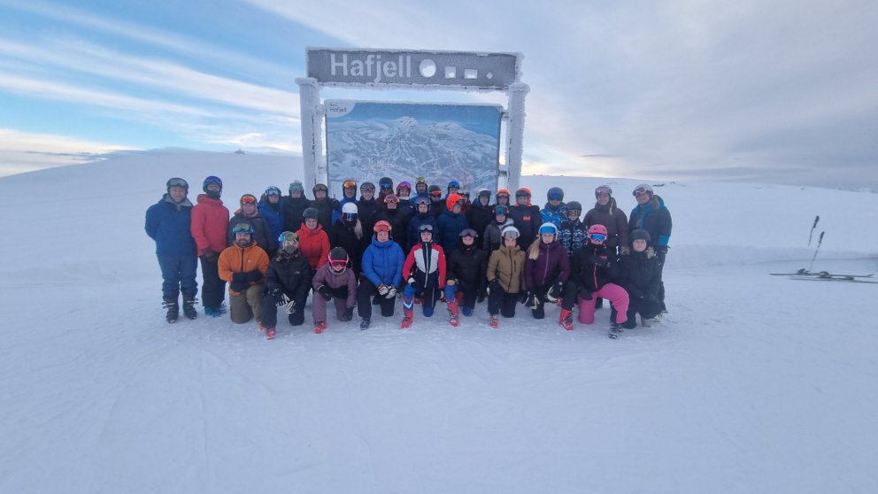 Hópurinn ásamt foreldurm á toppi Hafjells