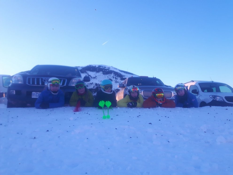 Yngri keppnishópurinn bíður eftirvæntingar eftir eldri keppendahópnum.