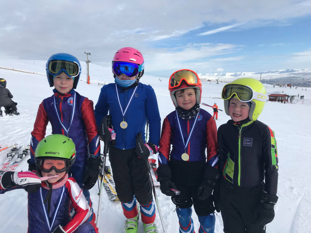 Yngsti hópur Skíðafélagsins á TEPE mótinu í dag að lokinni verðlaunaafhendingu.